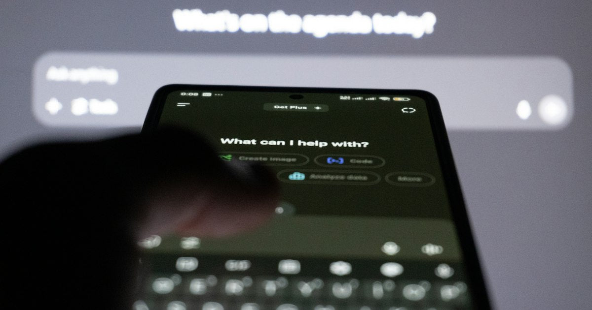 Persona usando un asistente de inteligencia artificial en su celular