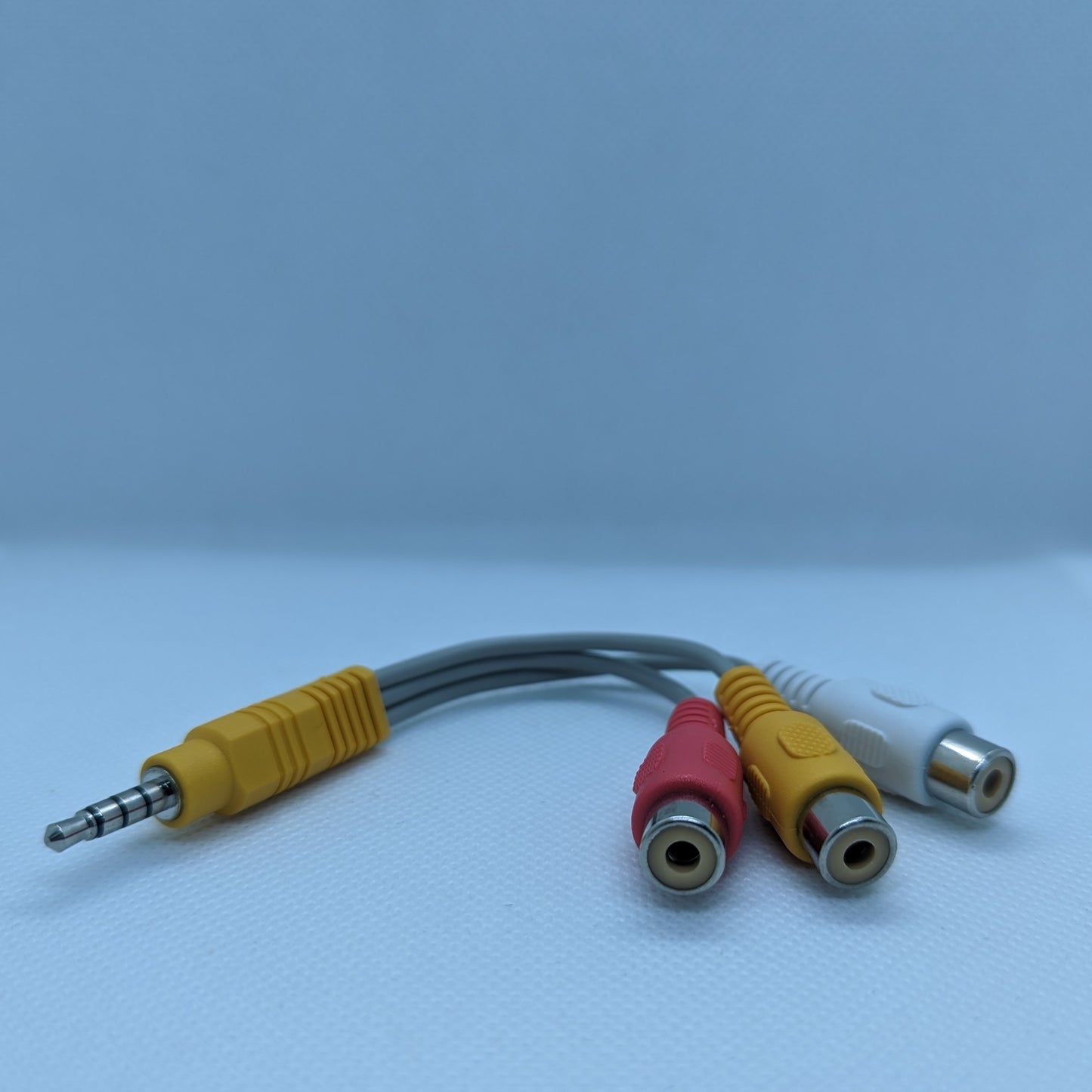 Cable with 3.5 mm plug to 3 RCA plugs for video cameras