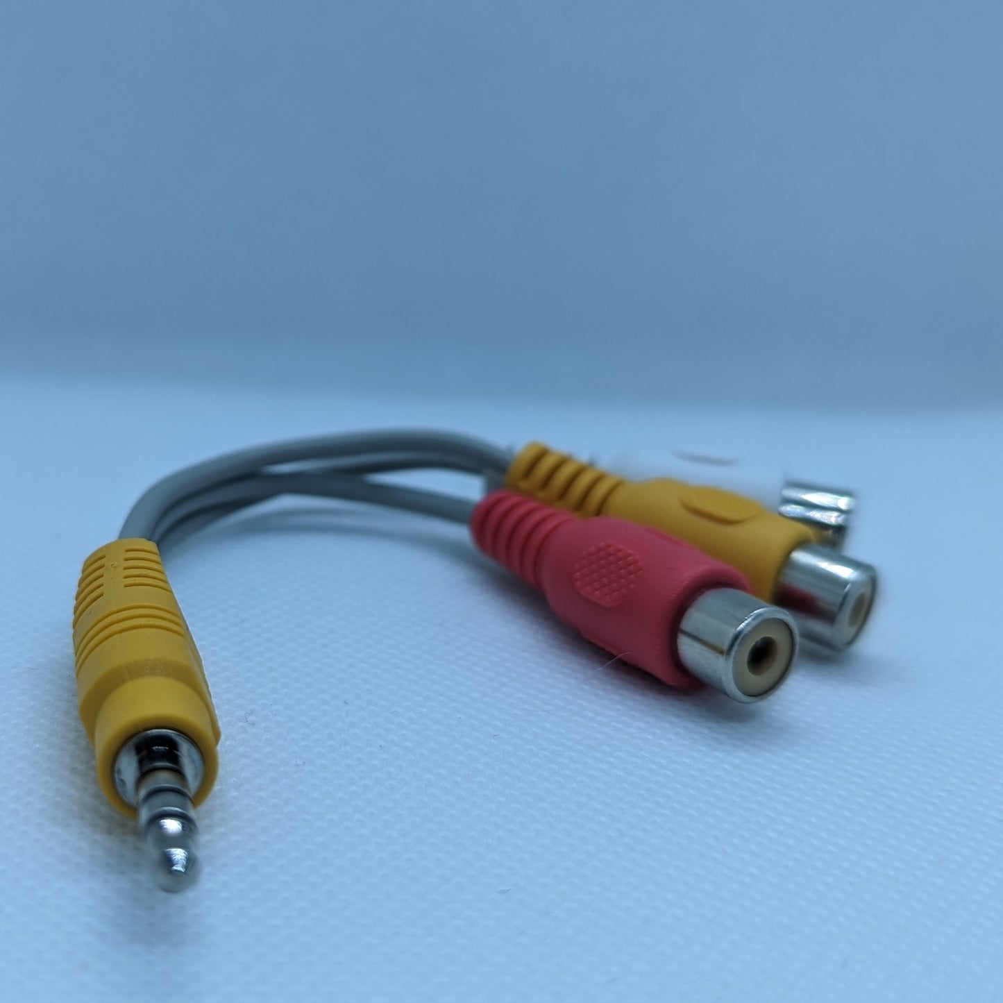 Cable with 3.5 mm plug to 3 RCA plugs for video cameras