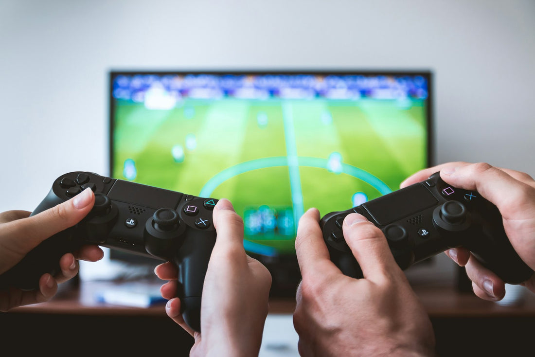 Dos personas jugando videojuegos en la tele con mandos