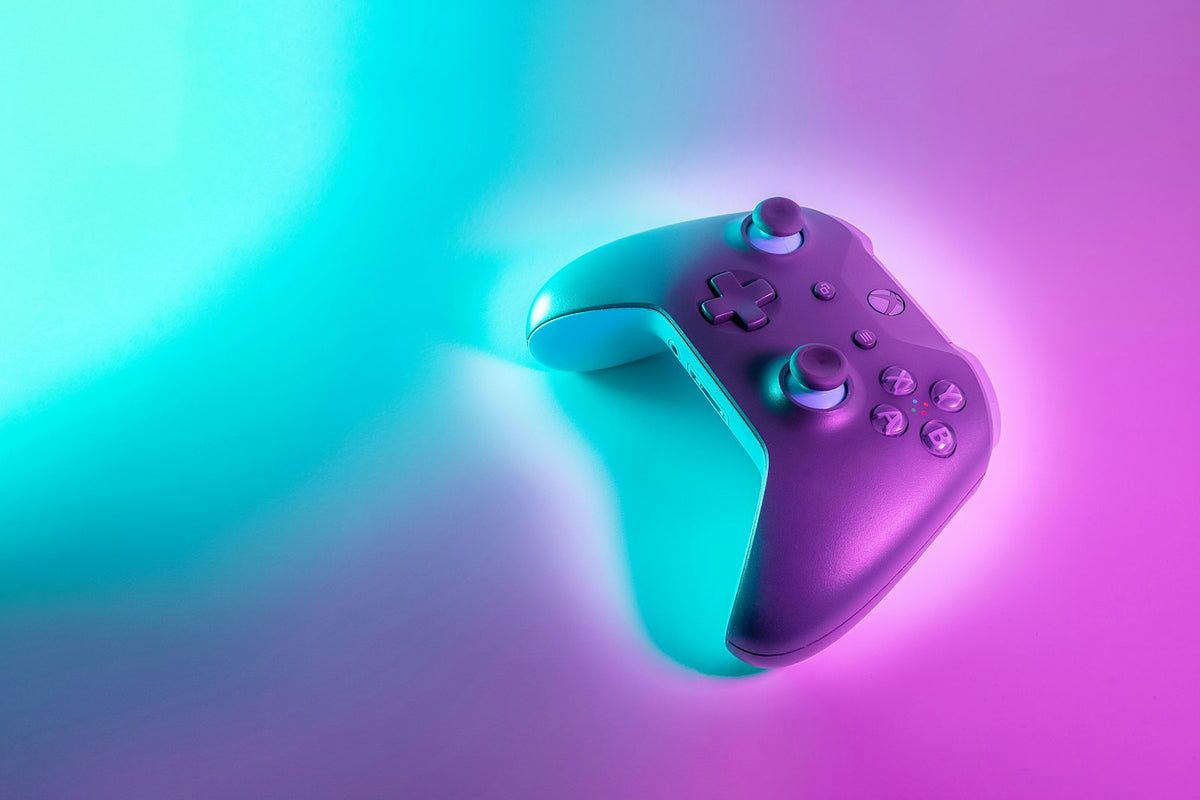Mando de videojuegos iluminado con luces neón para jugar en la nube