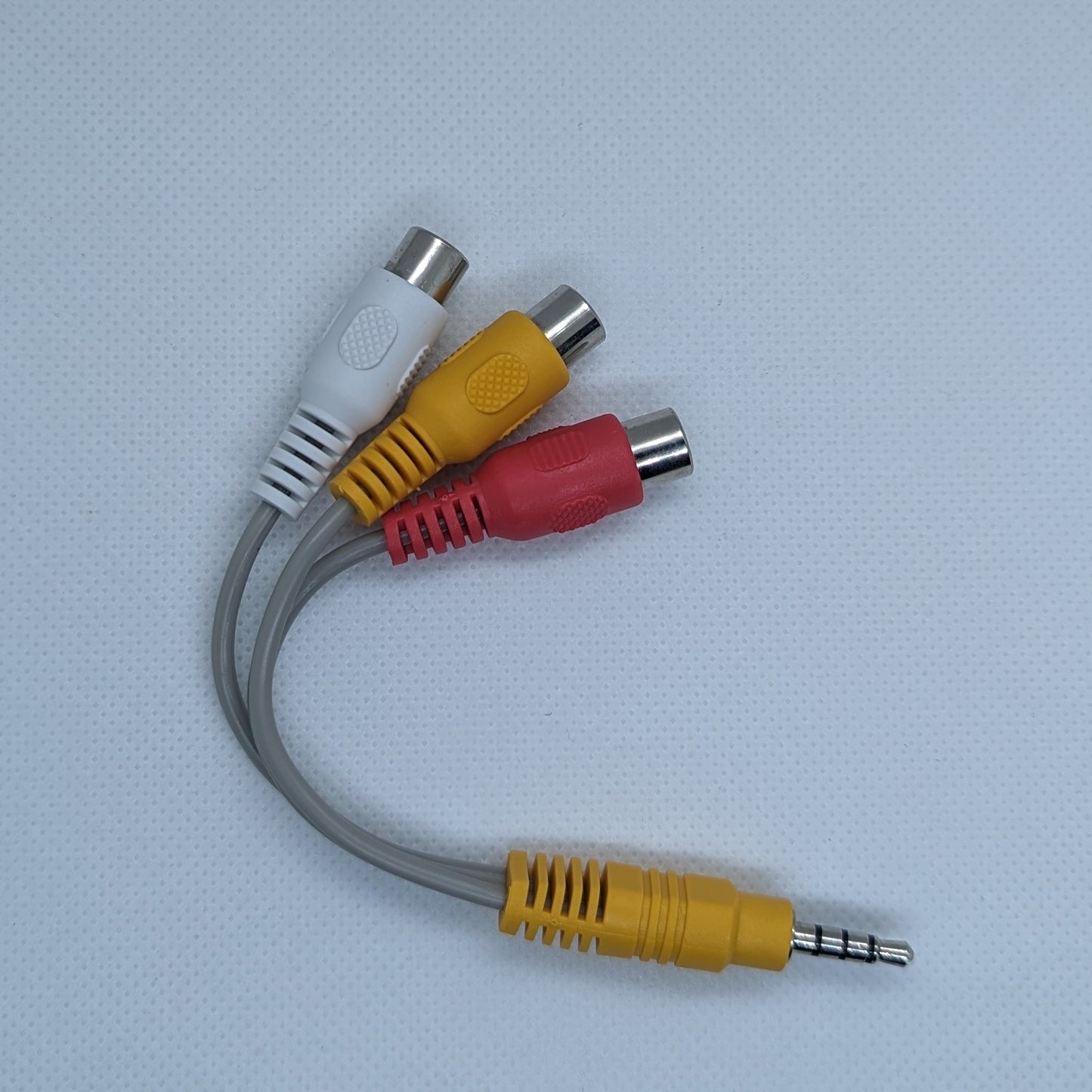 Cable with 3.5 mm plug to 3 RCA plugs for video cameras